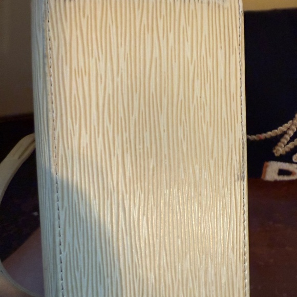 LOUIS VUITTON Epi Croisette PM Tote Bag 👉🏻hard to find color VANILLA👈🏻Auth. - Picture 6 of 7